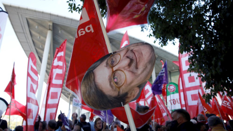 Una pancarta con una careta con la efigie del presidente de Caixabank, José Ignacio Goirigolzarri, en la protesta de los trabajadores del banco por el ERE, frente a la junta de accionistas de la entidad, en Valencia. EFE/ Biel Aliño Una pancarta con una careta con la efigie del presidente de Caixabank, José Ignacio Goirigolzarri, en la protesta de los trabajadores del banco por el ERE, frente a la junta de accionistas de la entidad, en Valencia. EFE/ Biel Aliño