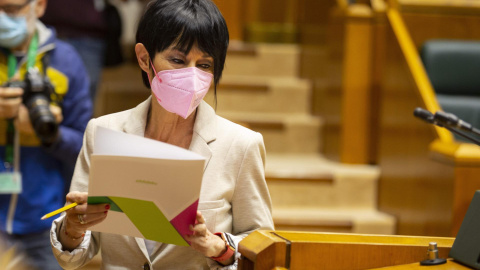 La portavoz de EH Bildu, Maddalen Iriarte, durante el pleno de control del Parlamento Vasco. La portavoz de EH Bildu, Maddalen Iriarte, durante el pleno de control del Parlamento Vasco.