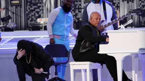 El rapero Eminem se arrodilla al término de su actuación en el descanso de la Superbowl este domingo 13 de febrero de 2022. El rapero Eminem se arrodilla al término de su actuación en el descanso de la Superbowl este domingo 13 de febrero de 2022.
