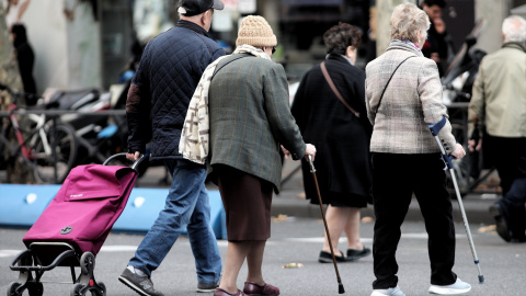 La diferencias en la esperanza de vida entre hombres y mujeres se está reduciendo, pero se prevé que continuará. La diferencias en la esperanza de vida entre hombres y mujeres se está reduciendo, pero se prevé que continuará.
