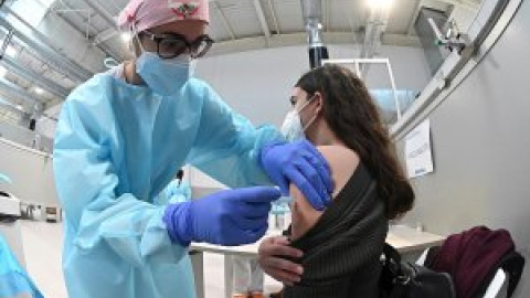 Madrid recurre a la sanidad privada para continuar con la vacunación contra la covid-19 Madrid recurre a la sanidad privada para continuar con la vacunación contra la covid-19