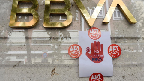 El logo de BBVA en sus oficinas en Valladolid, tras la protesta de trabajadores por el ERE que el banco ha presentado. EFE/NACHO GALLEGO El logo de BBVA en sus oficinas en Valladolid, tras la protesta de trabajadores por el ERE que el banco ha presentado. EFE/NACHO GALLEGO