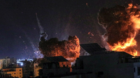 El humo y las llamas aumentan después de un ataque aéreo israelí en la ciudad de Gaza, el 18 de mayo de 2021 El humo y las llamas aumentan después de un ataque aéreo israelí en la ciudad de Gaza, el 18 de mayo de 2021