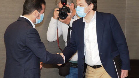 21/2/22-El secretario general del Partido Socialista de Castilla y León, Luis Tudanca y Alfonso Fernández Mañueco a su llegada a una reunión, en la Sala de ponencias redonda de las Cortes de Castilla y León, a 21 de febrero de 2022. 21/2/22-El secretario general del Partido Socialista de Castilla y León, Luis Tudanca y Alfonso Fernández Mañueco a su llegada a una reunión, en la Sala de ponencias redonda de las Cortes de Castilla y León, a 21 de febrero de 2022.