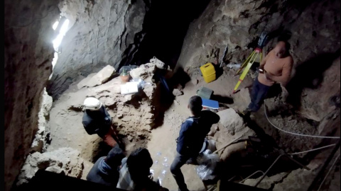 Excavacions dels investigadors de l'IPHES-CERCA a la cova dels Xaragalls Excavacions dels investigadors de l'IPHES-CERCA a la cova dels Xaragalls