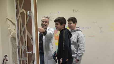 El Jorge i el Pol, dos participants del programa, amb Pere de Llobet, restaurador. El Jorge i el Pol, dos participants del programa, amb Pere de Llobet, restaurador.