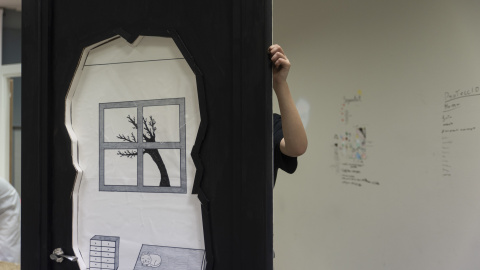 L'Aitana treballant en la seva porta. L'Aitana treballant en la seva porta.