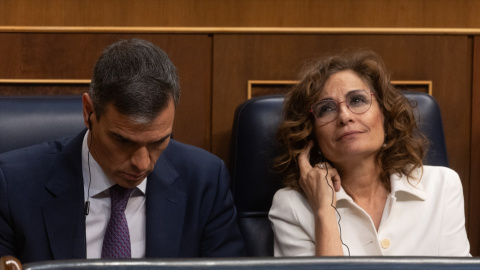 El presidente del Gobierno, Pedro Sánchez, y la vicepresidenta primera y ministra de Hacienda, María Jesús Montero, durante una sesión de control en el Congreso de los Diputados, a 22 de mayo de 2024, en Madrid. El presidente del Gobierno, Pedro Sánchez, y la vicepresidenta primera y ministra de Hacienda, María Jesús Montero, durante una sesión de control en el Congreso de los Diputados, a 22 de mayo de 2024, en Madrid.