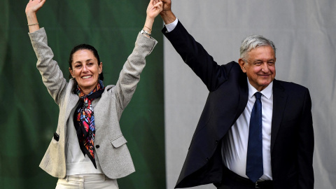 Andrés Manuel López Obrador junto a la candidata de su partido a las elecciones presidenciales, en una foto de archivo. Andrés Manuel López Obrador junto a la candidata de su partido a las elecciones presidenciales, en una foto de archivo.