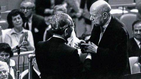 Pau Casals el 24 d'octubre de 1971, quan va rebre la Medalla de la Pau de les Nacions Unides. Pau Casals el 24 d'octubre de 1971, quan va rebre la Medalla de la Pau de les Nacions Unides.