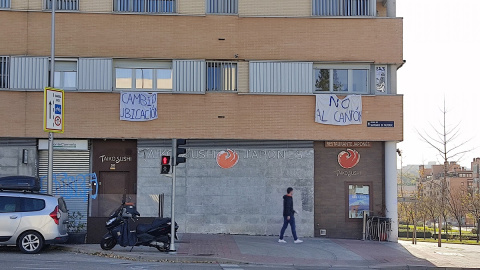 Pancartas en contra de la ubicación del cantón en un edificio del barrio Pancartas en contra de la ubicación del cantón en un edificio del barrio