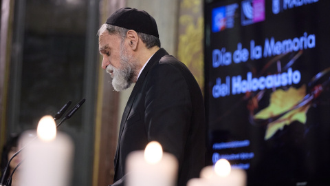 El rabino de la Comunidad Judía de Madrid, Moisés Bendahan, interviene en el acto institucional en conmemoración del Día Internacional en Memoria de las Víctimas del Holocausto, en el Patio de Cristales de la plaza de la Villa, a 26 de enero de 2023 El rabino de la Comunidad Judía de Madrid, Moisés Bendahan, interviene en el acto institucional en conmemoración del Día Internacional en Memoria de las Víctimas del Holocausto, en el Patio de Cristales de la plaza de la Villa, a 26 de enero de 2023