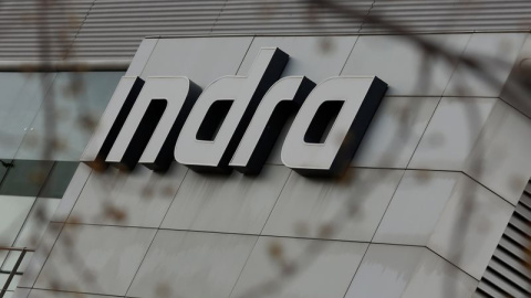 El logo de Indra en su sede en Alcobendas, en las afueras de Madrid. REUTERS/Sergio Pérez. El logo de Indra en su sede en Alcobendas, en las afueras de Madrid. REUTERS/Sergio Pérez.