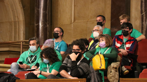23/02/2022 - Activistes de la PAH seguint el debat sobre la llei antidesnonaments al Parlament. 23/02/2022 - Activistes de la PAH seguint el debat sobre la llei antidesnonaments al Parlament.