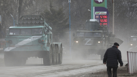 Vehículos militares del ejército ruso circulan por una calle de Armyansk Vehículos militares del ejército ruso circulan por una calle de Armyansk