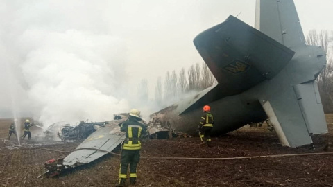 Bomberos trabajan en el lugar del accidente del avión Antonov de las Fuerzas Armadas de Ucrania Bomberos trabajan en el lugar del accidente del avión Antonov de las Fuerzas Armadas de Ucrania