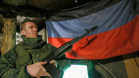 Un militante de la autoproclamada República Popular de Donetsk sostiene un arma en posiciones de primera línea al sur de Donetsk Un militante de la autoproclamada República Popular de Donetsk sostiene un arma en posiciones de primera línea al sur de Donetsk