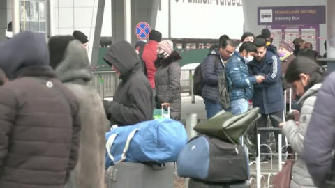 Cientos de ucranianos huyen del país tras el comienzo de los ataques Cientos de ucranianos huyen del país tras el comienzo de los ataques