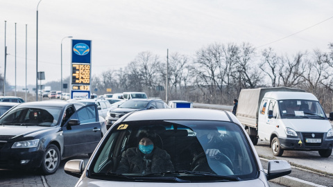Vehículos en Kramatorsk, situado en el óblast de Donetsk, al oriente de Ucrania, acuden a una gasolinera, en Kramatorsk. Vehículos en Kramatorsk, situado en el óblast de Donetsk, al oriente de Ucrania, acuden a una gasolinera, en Kramatorsk.