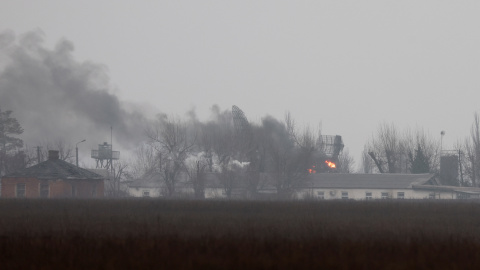 Fuego y humo en una instalación militar ucraniana, en la ciudad de Mariupol, tras el anuncio de Vlaidimir Putin de iniciar una operación militar. Fuego y humo en una instalación militar ucraniana, en la ciudad de Mariupol, tras el anuncio de Vlaidimir Putin de iniciar una operación militar.