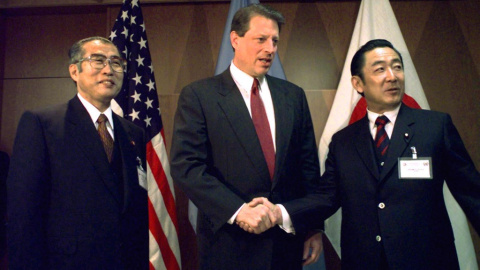 El vicepresidente estadounidense Al Gore se da la mano con el primer ministro japonés Ryutaro Hashimoto, antes de sus conversaciones en la Cumbre del Clima de Kyoto de 1997, la COP3. El vicepresidente estadounidense Al Gore se da la mano con el primer ministro japonés Ryutaro Hashimoto, antes de sus conversaciones en la Cumbre del Clima de Kyoto de 1997, la COP3.