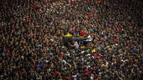 La plaça de Sant Pere, plena a vessar, durant el ball de l'Àliga La plaça de Sant Pere, plena a vessar, durant el ball de l'Àliga
