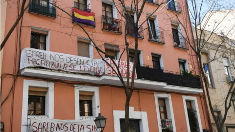 Pancartas de protesta colocadas en la fachada de un edificio durante la manifestación convocada por la Plataforma de Afectados por la Hipoteca en Madrid. Pancartas de protesta colocadas en la fachada de un edificio durante la manifestación convocada por la Plataforma de Afectados por la Hipoteca en Madrid.