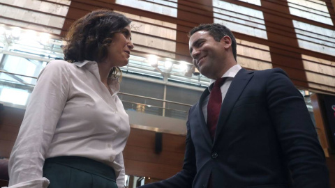 Isabel Díaz Ayuso recibe la felicitación del secretario general del PP, Teodoro García Egea después de ser elegida presidenta de la Comunidad de Madrid tras la segunda y última jornada del debate de investidura. Isabel Díaz Ayuso recibe la felicitación del secretario general del PP, Teodoro García Egea después de ser elegida presidenta de la Comunidad de Madrid tras la segunda y última jornada del debate de investidura.