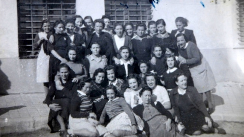 Patio de Ventas, sentada en el bordillo, segunda por la derecha, con blusa blanca, Manolita del Arco Patio de Ventas, sentada en el bordillo, segunda por la derecha, con blusa blanca, Manolita del Arco