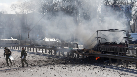 26/02/2022 Un vehículo arde en Kiev como consecuencia de la ofensiva rusa a la capital de Ucrania 26/02/2022 Un vehículo arde en Kiev como consecuencia de la ofensiva rusa a la capital de Ucrania