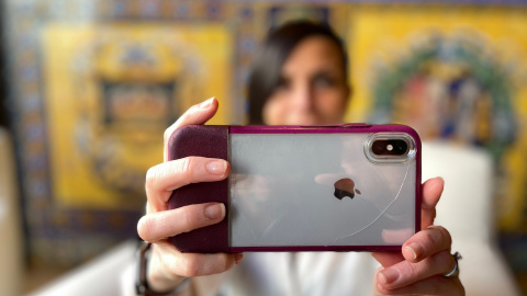 Imagen de Esther Paniagua durante la entrevista, en la que saca una foto con su teléfono móvil. Imagen de Esther Paniagua durante la entrevista, en la que saca una foto con su teléfono móvil.