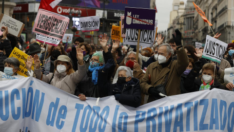 Varias personas portan una pancarta durante la manifestación que CCOO, UGT y medio centenar de colectivos sociales han convocado este sábado en Madrid, contra la Ley Ómnibus. Varias personas portan una pancarta durante la manifestación que CCOO, UGT y medio centenar de colectivos sociales han convocado este sábado en Madrid, contra la Ley Ómnibus.