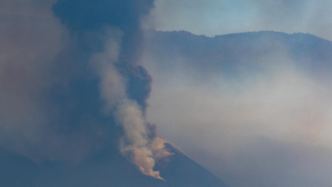 El Instituto Geográfico Nacional (IGN) ha estimado este lunes que la nube de ceniza, procedente del volcán que está en erupción desde el pasado 19 de septiembre, está a 3.000 metros de altitud en dirección norte-noroeste. La actividad eruptiva conti El Instituto Geográfico Nacional (IGN) ha estimado este lunes que la nube de ceniza, procedente del volcán que está en erupción desde el pasado 19 de septiembre, está a 3.000 metros de altitud en dirección norte-noroeste. La actividad eruptiva conti