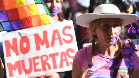 Una mujer participa en un acto con motivo del Día Internacional para la Eliminación de la Violencia contra la Mujer. Una mujer participa en un acto con motivo del Día Internacional para la Eliminación de la Violencia contra la Mujer.