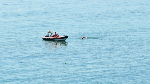 Agentes vigilan desde una lancha la llegada de migrantes a Ceuta