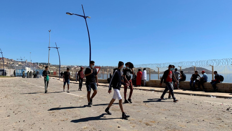 Un grupo de marroquíes en el paso fronterizo de Tarajal, Ceuta este miércoles 19 de mayo de 2021.