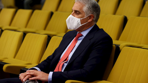 El actual consejero delegado de Unicredit, Andrea Orcel (d), durante el juicio por la demanda contra el Banco Santander, por su fichaje frustrado como "número dos", en el juzgado de Primera Instancia número 46 de Madrid. EFE/J.J. Guillén El actual consejero delegado de Unicredit, Andrea Orcel (d), durante el juicio por la demanda contra el Banco Santander, por su fichaje frustrado como "número dos", en el juzgado de Primera Instancia número 46 de Madrid. EFE/J.J. Guillén