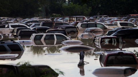 Coches sumergidos bajo el agua después de las inundaciones provocadas por el huracán Iota en La Lima, Honduras, en noviembre de 2020. Coches sumergidos bajo el agua después de las inundaciones provocadas por el huracán Iota en La Lima, Honduras, en noviembre de 2020.