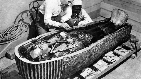 El arqueólogo británico Howard Carter examina el tercer ataúd de Tutankamón, el de oro macizo. El arqueólogo británico Howard Carter examina el tercer ataúd de Tutankamón, el de oro macizo.
