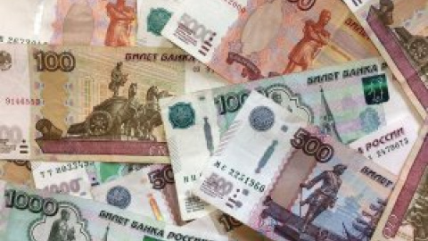 El rublo sufre un hundimiento histórico al caer casi un 30% por las sanciones El rublo sufre un hundimiento histórico al caer casi un 30% por las sanciones