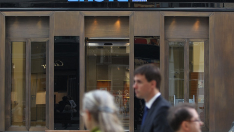 Varias personas pasan por delante de una sucursal de Erste Bank, en Viena. AFP/ALEXANDER KLEIN Varias personas pasan por delante de una sucursal de Erste Bank, en Viena. AFP/ALEXANDER KLEIN