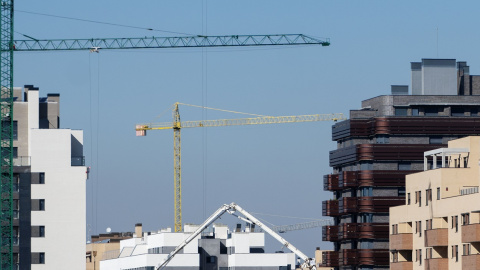Grúas en una zona de construcción de edificios en Madrid. E.P./Alberto Ortega Grúas en una zona de construcción de edificios en Madrid. E.P./Alberto Ortega