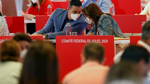 El secretario general del PSOE y presidente del Gobierno, Pedro Sánchez, conversa con Adriana Lastra durante la reunión del Comité Federal del partido. El secretario general del PSOE y presidente del Gobierno, Pedro Sánchez, conversa con Adriana Lastra durante la reunión del Comité Federal del partido.