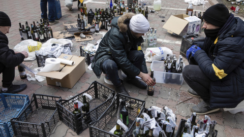 Residentes en Kiev, la capital de Ucrania, preparan cócteles molotov para atacar a las tropas rusas si entran en la ciudad. Residentes en Kiev, la capital de Ucrania, preparan cócteles molotov para atacar a las tropas rusas si entran en la ciudad.