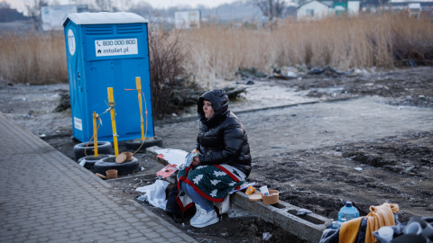 Una refugiada ucraniana sentada en el paso fronterizo de Medyka, el 27 de febrero de 2022, en Przemysl, Polonia. Una refugiada ucraniana sentada en el paso fronterizo de Medyka, el 27 de febrero de 2022, en Przemysl, Polonia.