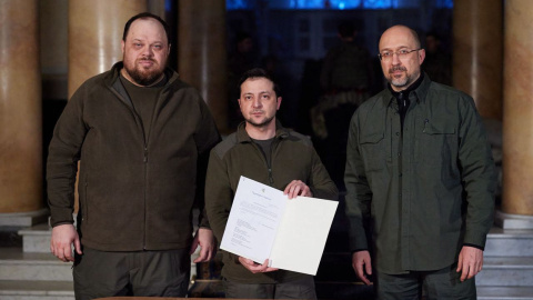 El presidente ucraniano, Volódimir Zelenski, entre el primer ministro Denys Shmyhal, y el presidente del parlamento, Ruslan Stefanchuk, firma la solicitud de ingreso en la Unión Europea. El presidente ucraniano, Volódimir Zelenski, entre el primer ministro Denys Shmyhal, y el presidente del parlamento, Ruslan Stefanchuk, firma la solicitud de ingreso en la Unión Europea.
