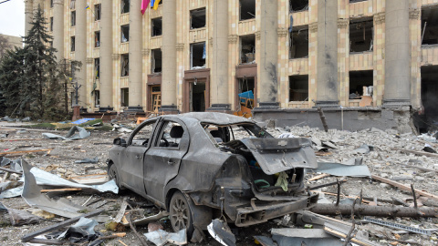 La plaza central de la segunda ciudad de Ucrania, Járkov, tras el bombardeo perpetrado por fuerzas rusas, a 1 de marzo de 2022. La plaza central de la segunda ciudad de Ucrania, Járkov, tras el bombardeo perpetrado por fuerzas rusas, a 1 de marzo de 2022.