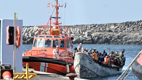 Salvamento Marítimo acompaña hasta el puerto de La Restinga, en El Hierro, a un cayuco con 162 personas de origen. Salvamento Marítimo acompaña hasta el puerto de La Restinga, en El Hierro, a un cayuco con 162 personas de origen.