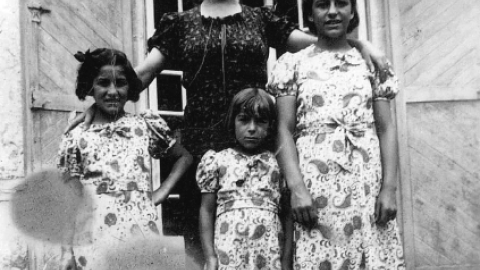 Imagen de Teresa, Luisa y Nuri junto a su madre, María Ferrer Ferrer, en la Maternidad de Elna. Imagen de Teresa, Luisa y Nuri junto a su madre, María Ferrer Ferrer, en la Maternidad de Elna.