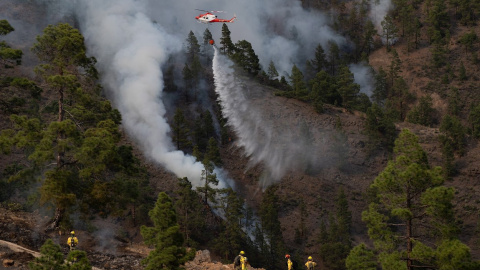 22/05/2021. Un helicóptero del Gobierno de Canarias descarga agua sobre una de las zonas afectadas por el incendio en el municipio de Arico (Tenerife). - EFE 22/05/2021. Un helicóptero del Gobierno de Canarias descarga agua sobre una de las zonas afectadas por el incendio en el municipio de Arico (Tenerife). - EFE